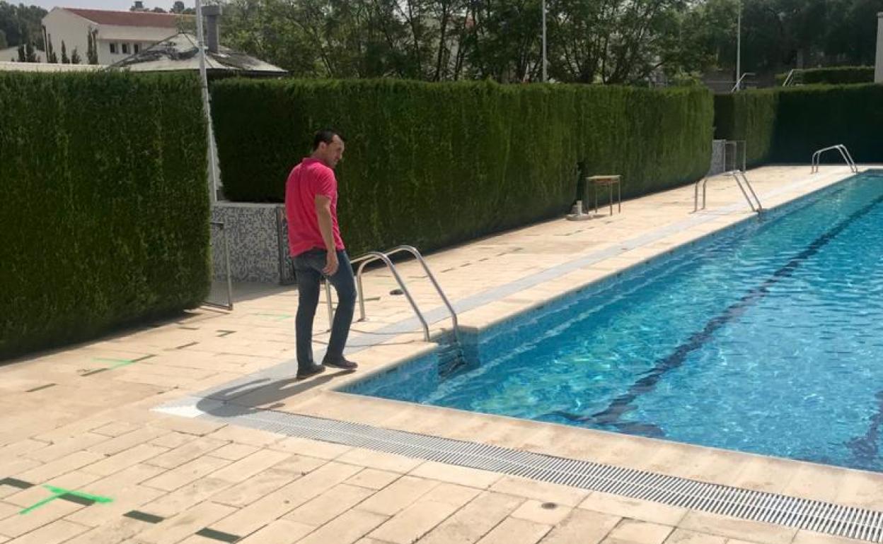 El alcalde de Gavarda junto a la piscina. 
