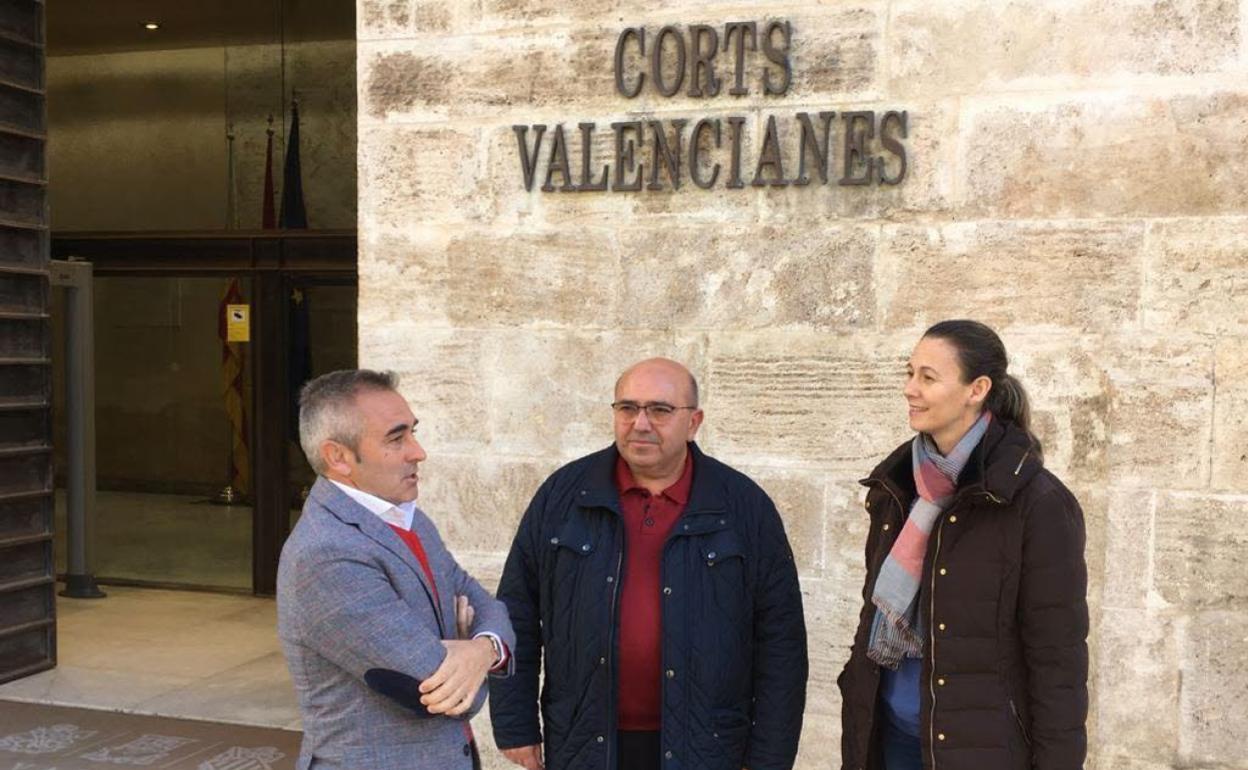 El alcalde del Perelló, en el centro, en una visita a Les Corts. 
