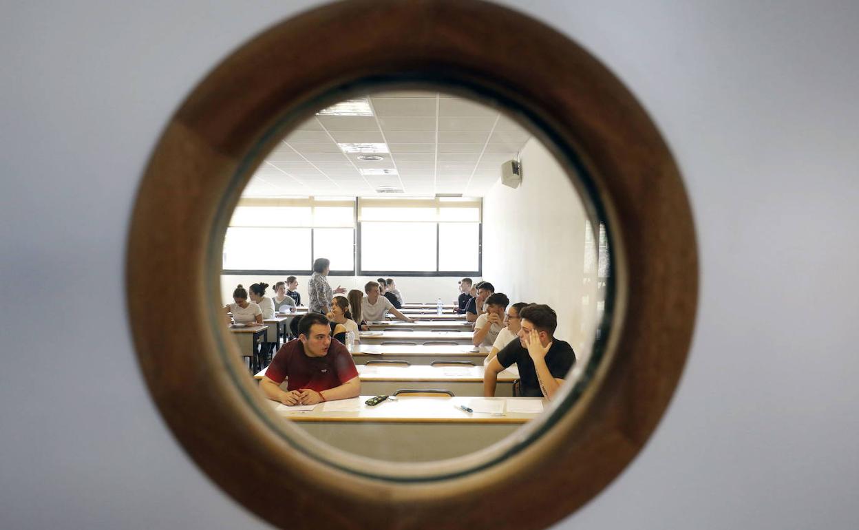 Alumnos durante una prueba de la selectividad, en una imagen de archivo. 