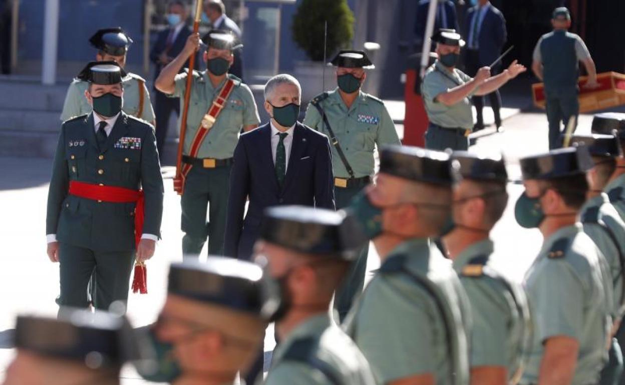 El Ministro del Interior, Fernando Grande-Marlaska (i), preside la ceremonia de la toma de posesión del nuevo DAO.