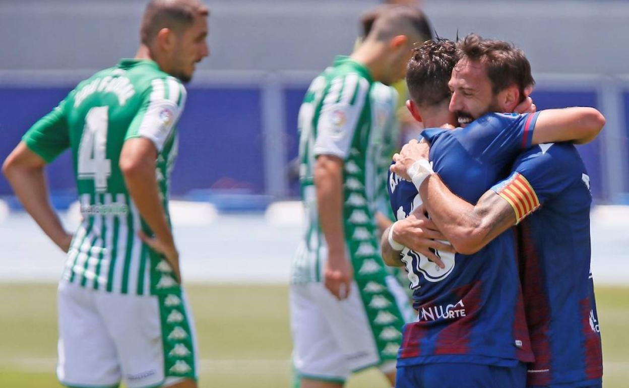 Morales y Bardhi se abrazan tras un gol durante el Levante-Betis.