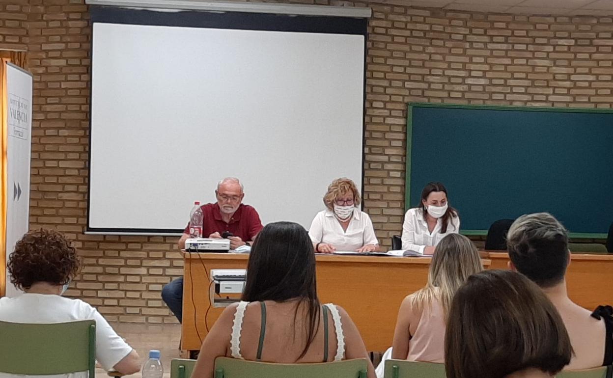 Momento de la asamblea presidida por la diputada de Iguladad, Eli García. 