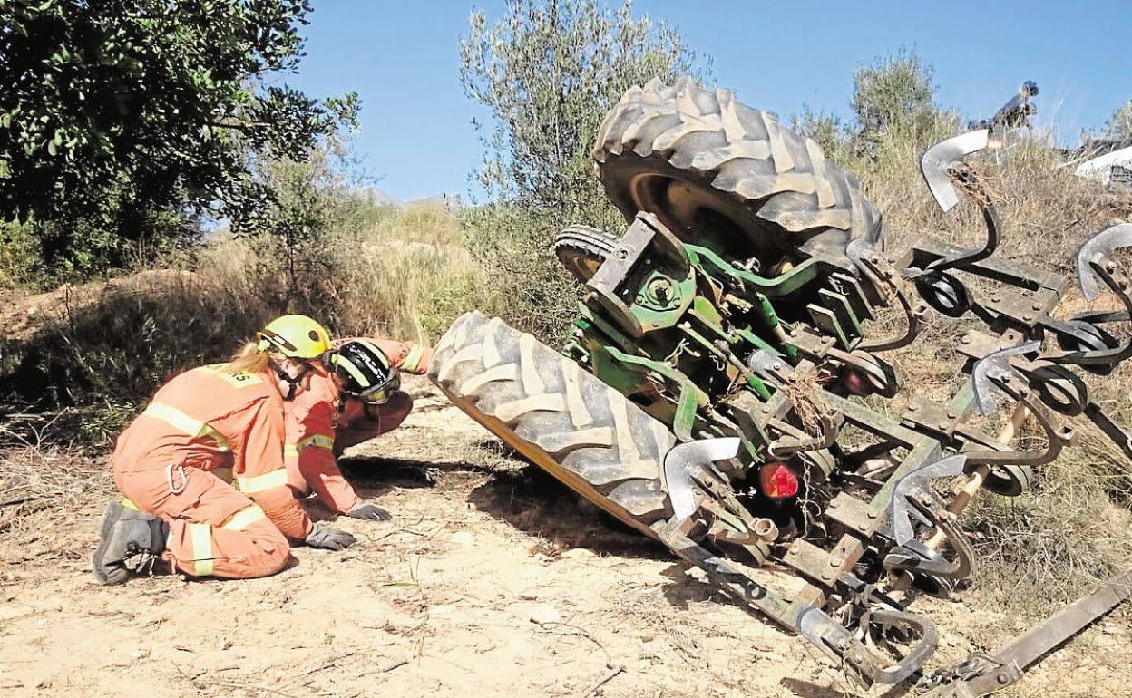 Un tractor volcado.