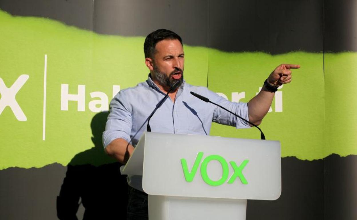 El presidente de Vox, Santiago Abascal, durante un acto electoral del partido en Irún, Guipúzcoa.