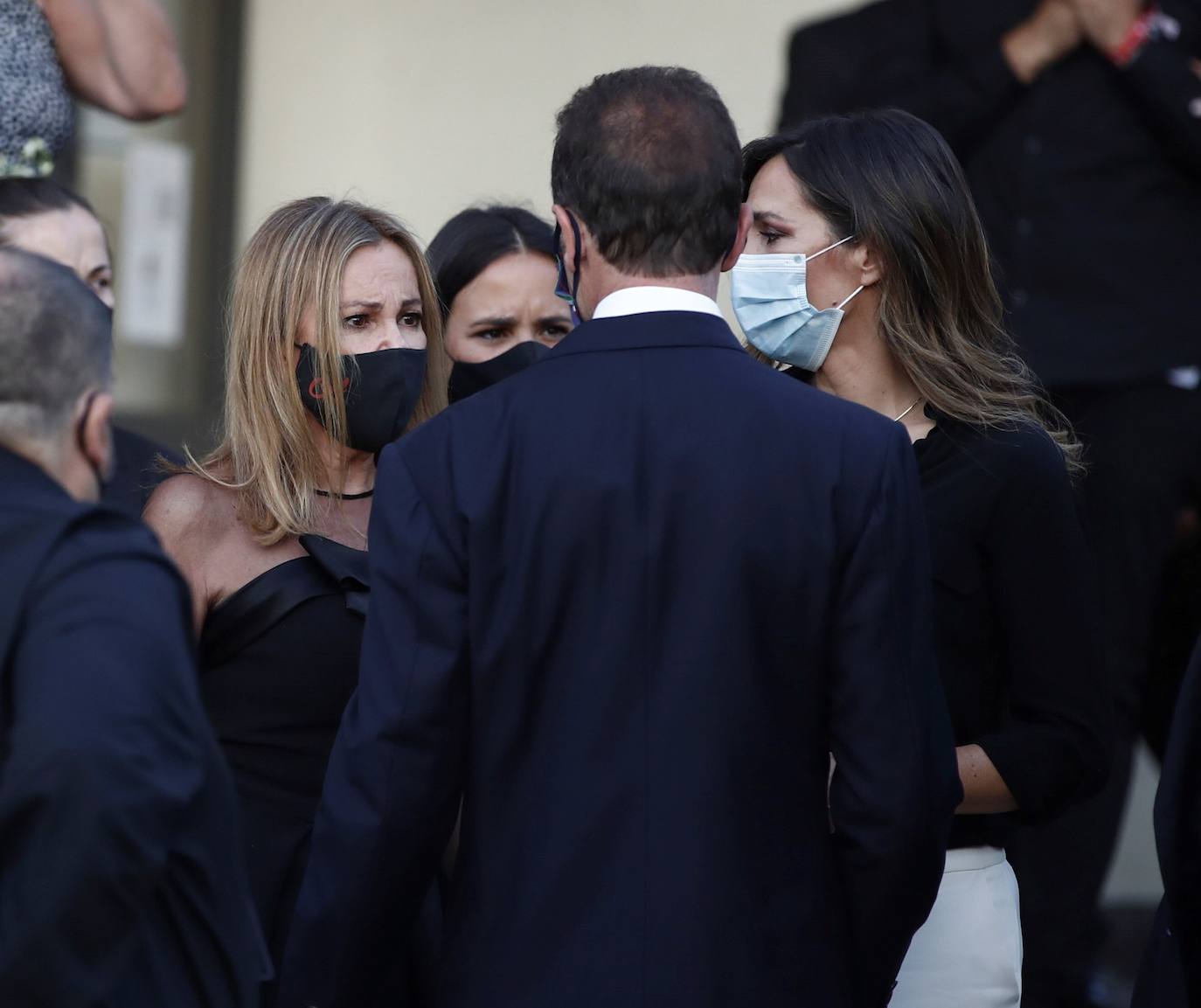 Familiares y amigos despiden al hijo de Ana Obregón y Alessandro Lequio en la parroquia de Nuestra Señora de la Moraleja, en Madrid.