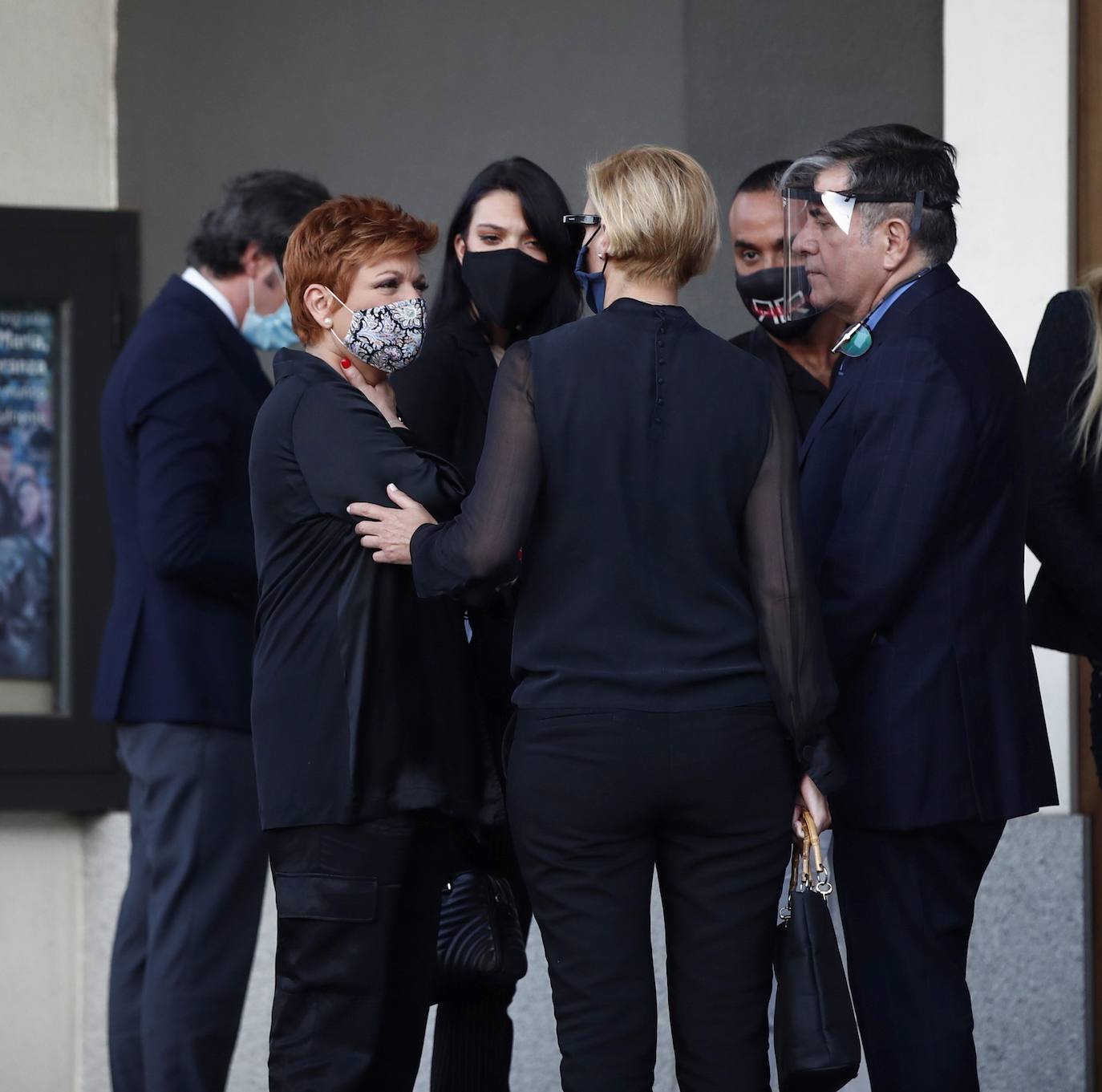 Familiares y amigos despiden al hijo de Ana Obregón y Alessandro Lequio en la parroquia de Nuestra Señora de la Moraleja, en Madrid.