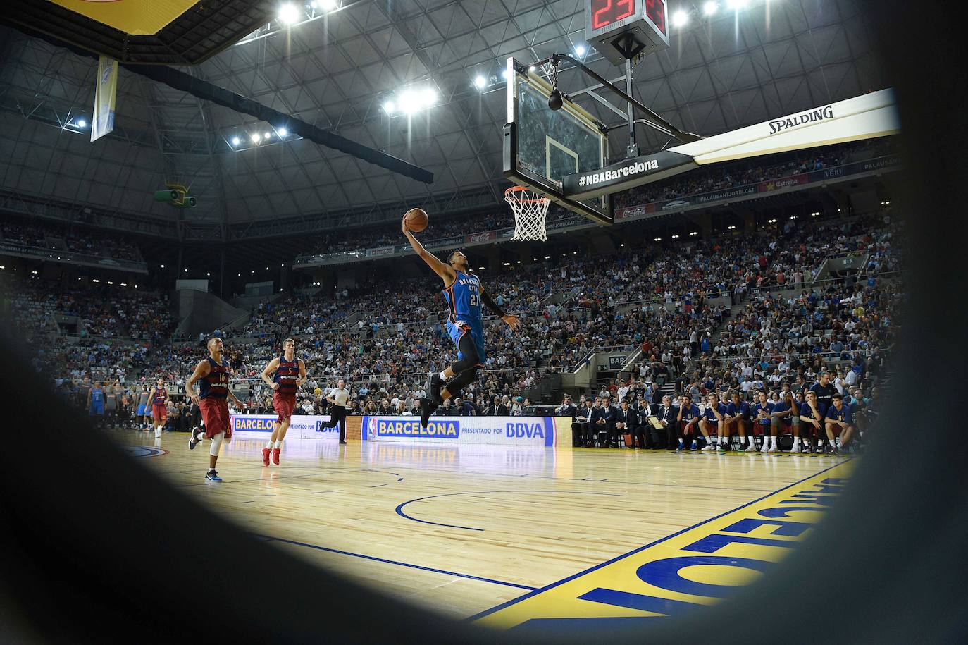 Sin olvidar que incluso un partido de la NBA se ha disputado entre un afoto con capacidad para 16.670 espectadores en este tipo de encuentros de baloncesto y de cerca de 18.000 personas en conciertos.