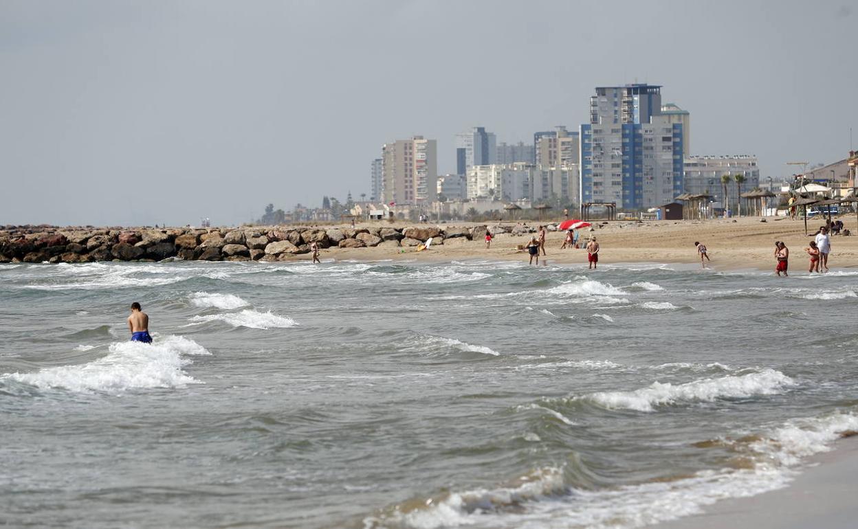 La Comunitat Valenciana, con 148, es líder en puntos con 'Bandera Azul' este año (134 en playas y 14 en puertos). Tres de ellas han alcanzado esta distinción en 2020. Pero por otro lado, Ecologistas en Acción ha otorgado sus 'banderas negras' a seis playas valencianas, unas por contaminación y otras por mala gestión ambiental. El mayor problema vuelven a ser los vertidos de aguas y su mala depuración, al igual que en 2019. 