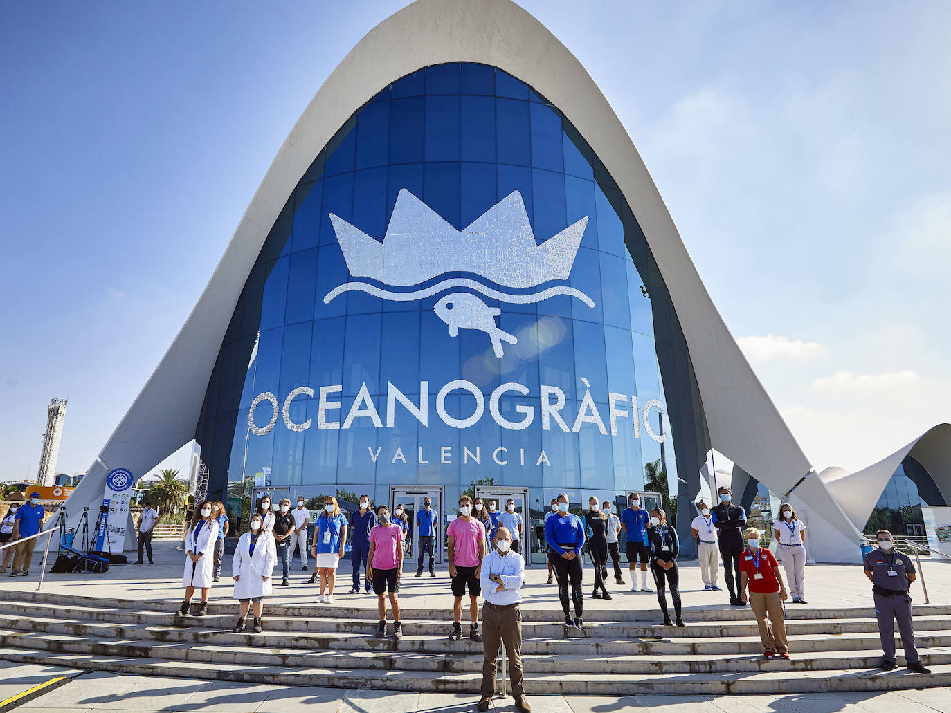 El Oceanogràfic de Valencia ha reabierto este miércoles al público después de estar 110 días cerrado por la pandemia del coronavirus, y lo ha hecho con un preventa de casi mil entradas y confiando en que las circunstancias permitan «rescatar, poco a poco, el brillo y la importancia» que tiene este parque para la Ciudad de las Artes y las Ciencias. 