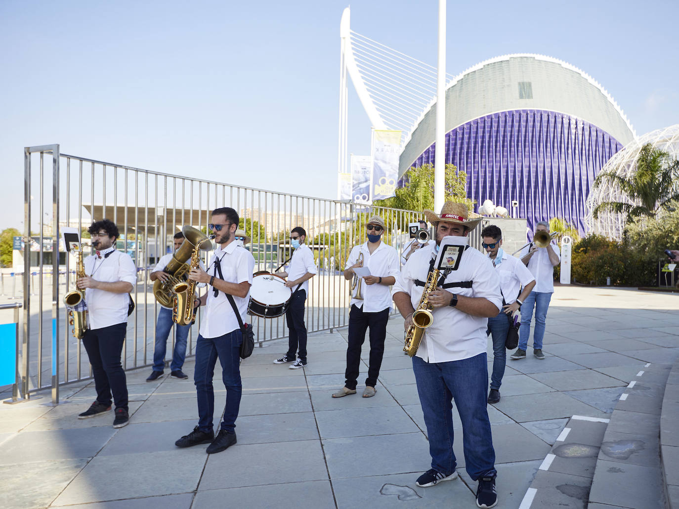 El Oceanogràfic de Valencia ha reabierto este miércoles al público después de estar 110 días cerrado por la pandemia del coronavirus, y lo ha hecho con un preventa de casi mil entradas y confiando en que las circunstancias permitan «rescatar, poco a poco, el brillo y la importancia» que tiene este parque para la Ciudad de las Artes y las Ciencias. 