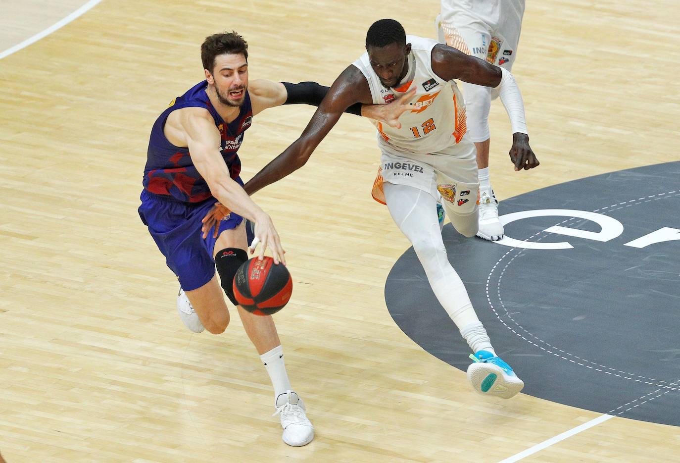 El Baskonia frustra al Barça y conquista la Liga ACB diez años después