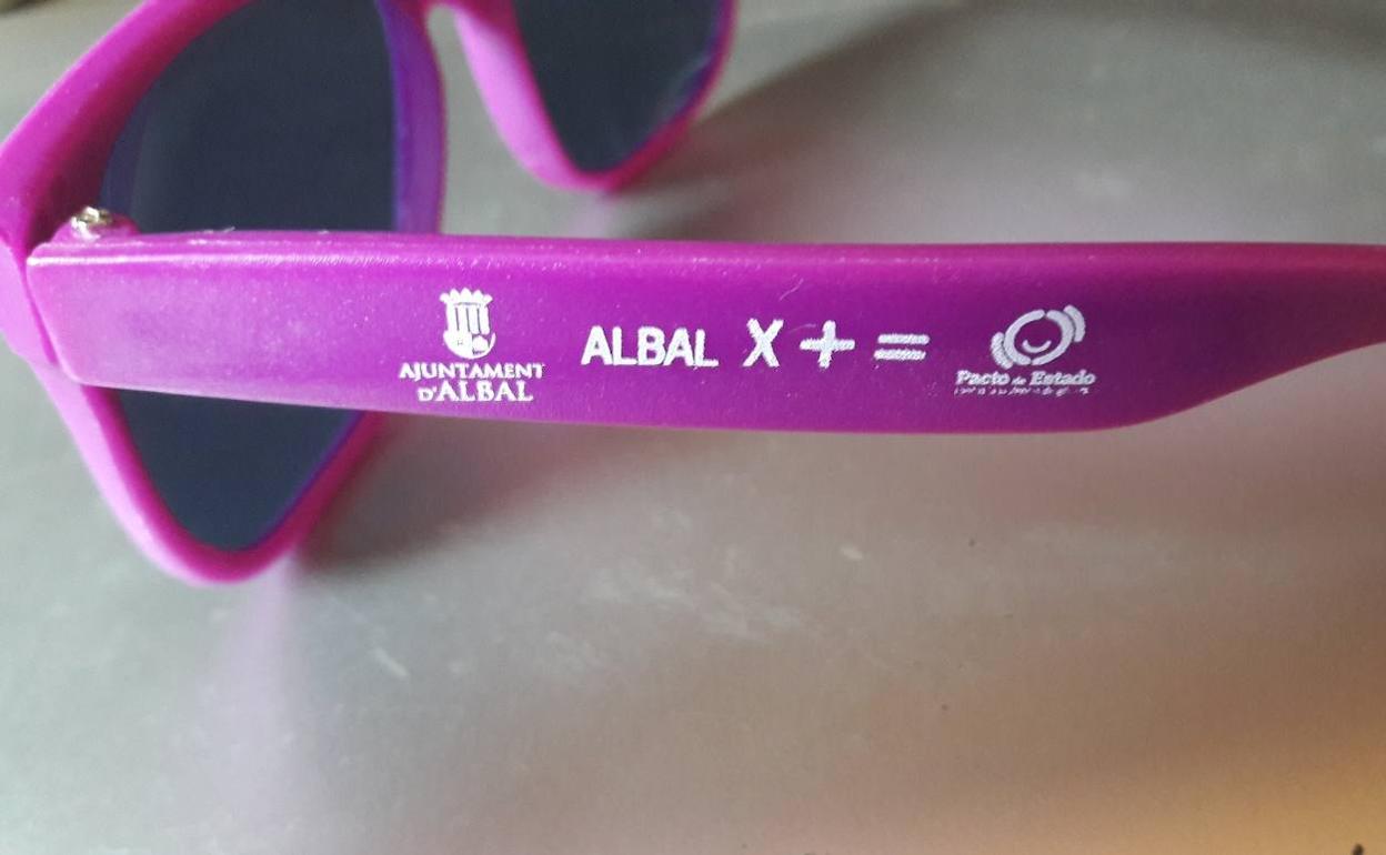 Las gafas violeta que se repartieron con motivo de la Semana de la Mujer. 