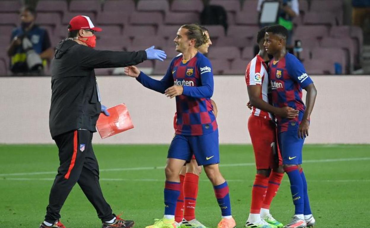 Antoine Griezmann saluda al 'Mono Burgos' tras el partido del martes entre el Barça y el Atlético. 