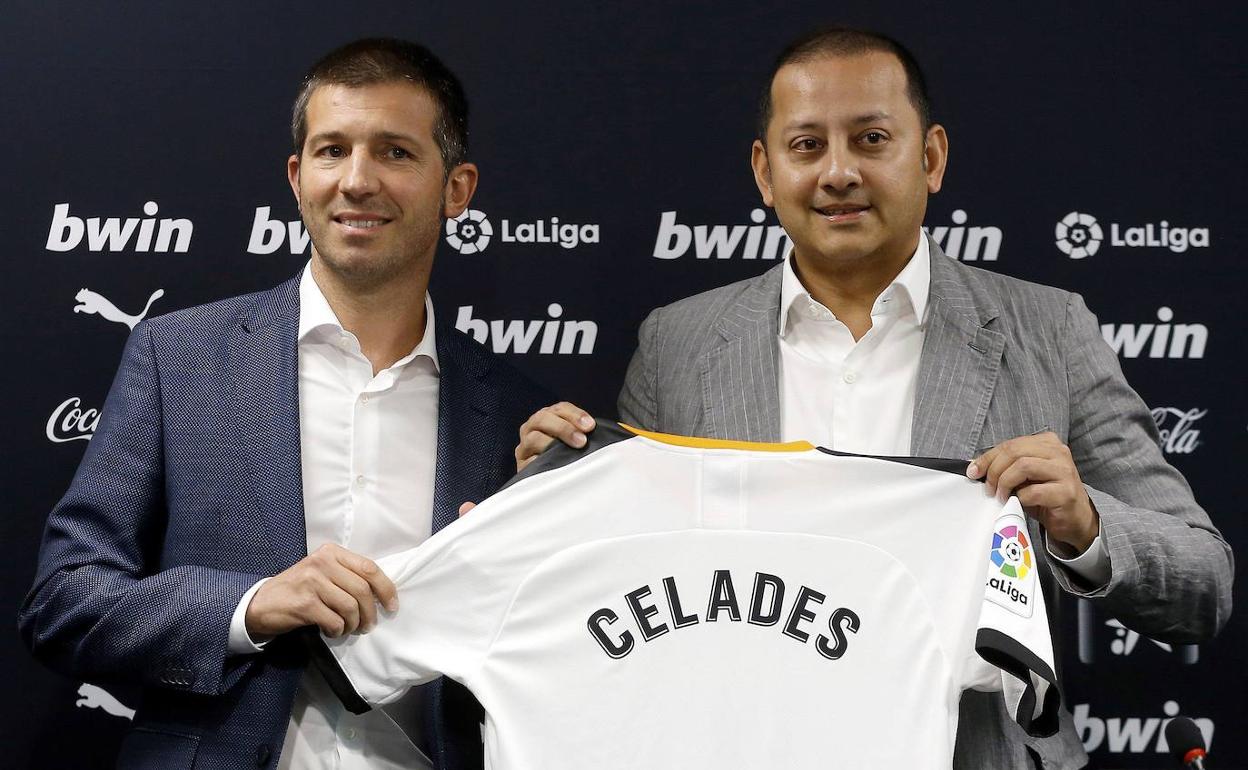 El presidente del Valencia Club de Fútbol, Anil Murthy junto a Albert Celades, en su momento de presentación como entrenador del Valencia. 