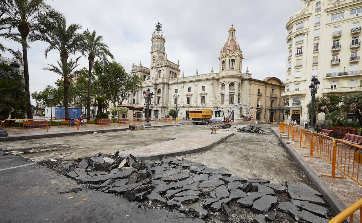 Zona donde se planta la falla municipal, ya con asfalto levantado. 