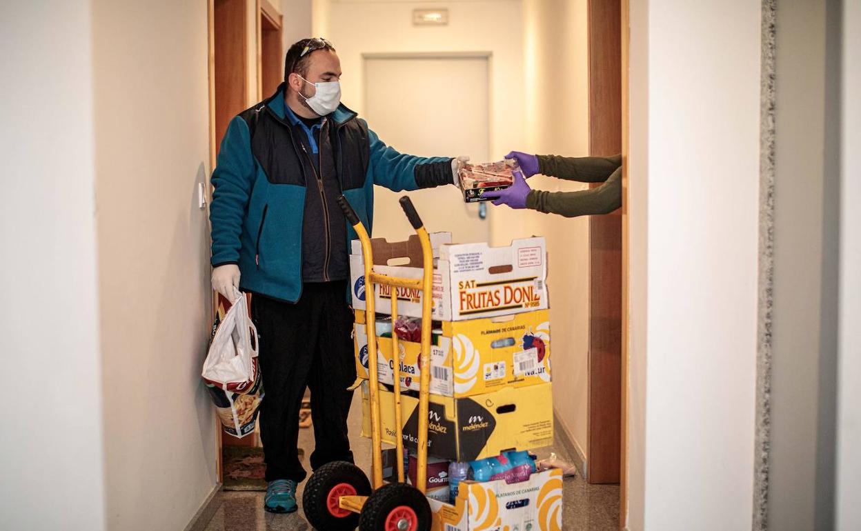 El propietario de la empresa Yepes Frutas y Verduras, Jaime Rosa, entregando a domicilio. 