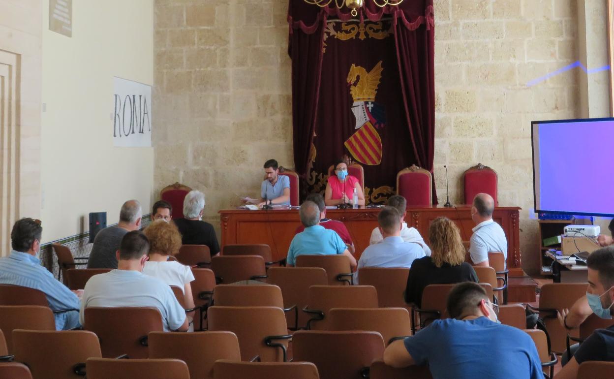 Momento de la sesión plenaria celebrada en la sede de la Mancomunidad, en Xàtiva. 