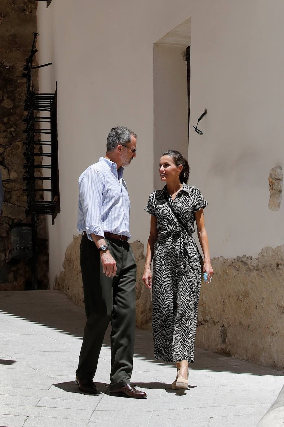 Cuenca ha sido la ciudad elegida por los Reyes, don Felipe y doña Letizia para su escala en Castilla-La Mancha dentro de la gira que están realizando por las comunidades autónomas para expresar su apoyo a instituciones y colectivos de todo tipo tras el estado de alarma provocado por la pandemia de coronavirus. En Cuenca fue donde hace 16 años don Felipe y doña Letizia iniciaron un recorrido por España con motivo de su luna de miel. 