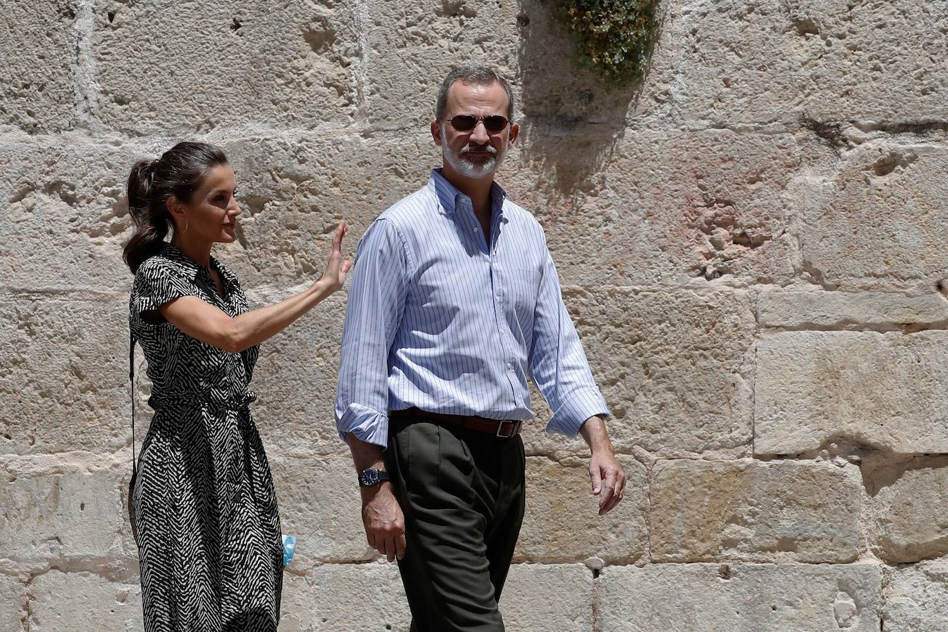 Cuenca ha sido la ciudad elegida por los Reyes, don Felipe y doña Letizia para su escala en Castilla-La Mancha dentro de la gira que están realizando por las comunidades autónomas para expresar su apoyo a instituciones y colectivos de todo tipo tras el estado de alarma provocado por la pandemia de coronavirus. En Cuenca fue donde hace 16 años don Felipe y doña Letizia iniciaron un recorrido por España con motivo de su luna de miel. 