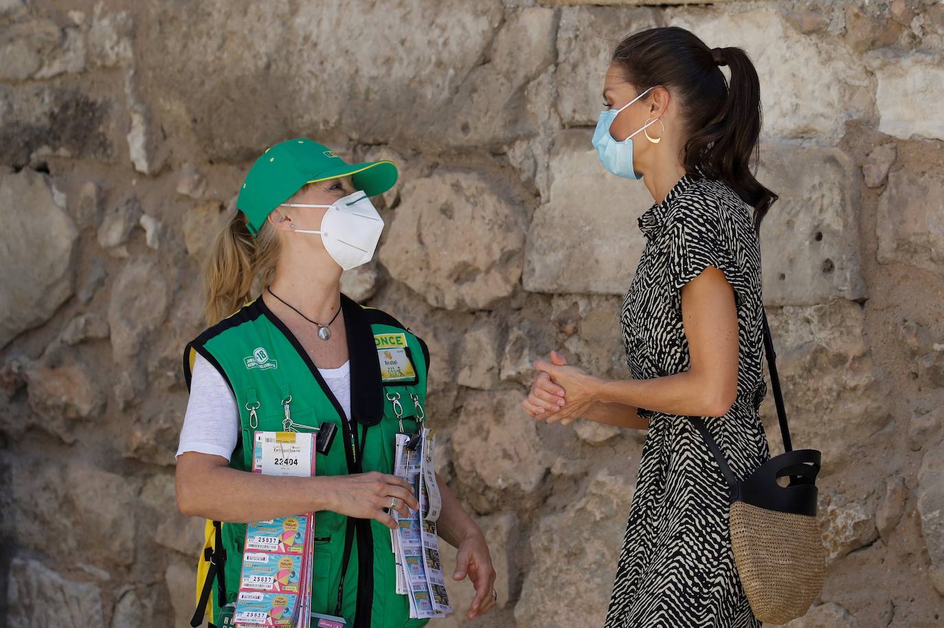 Cuenca ha sido la ciudad elegida por los Reyes, don Felipe y doña Letizia para su escala en Castilla-La Mancha dentro de la gira que están realizando por las comunidades autónomas para expresar su apoyo a instituciones y colectivos de todo tipo tras el estado de alarma provocado por la pandemia de coronavirus. En Cuenca fue donde hace 16 años don Felipe y doña Letizia iniciaron un recorrido por España con motivo de su luna de miel. 