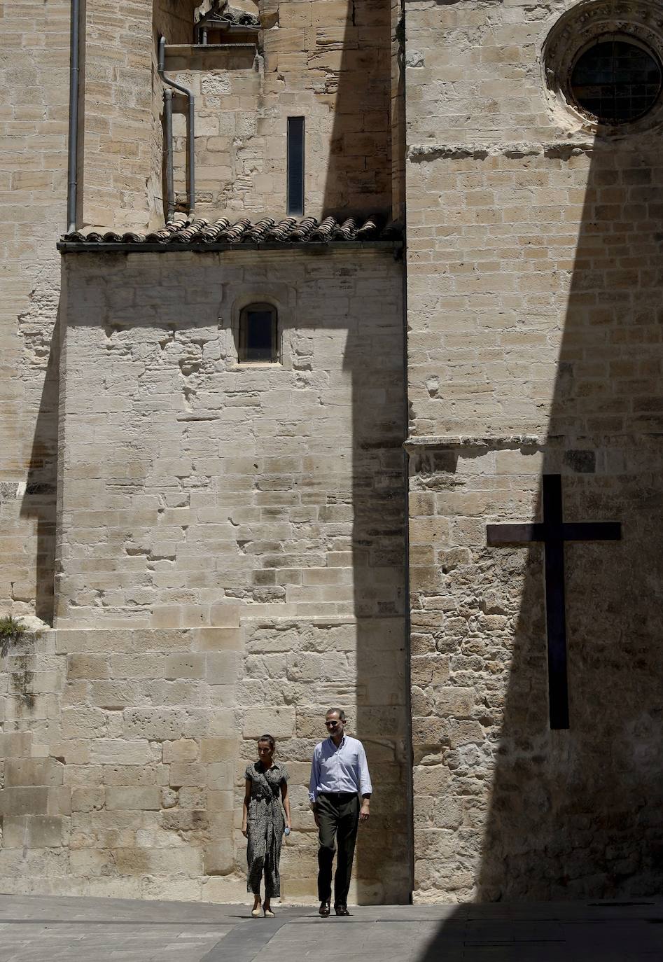 Cuenca ha sido la ciudad elegida por los Reyes, don Felipe y doña Letizia para su escala en Castilla-La Mancha dentro de la gira que están realizando por las comunidades autónomas para expresar su apoyo a instituciones y colectivos de todo tipo tras el estado de alarma provocado por la pandemia de coronavirus. En Cuenca fue donde hace 16 años don Felipe y doña Letizia iniciaron un recorrido por España con motivo de su luna de miel. 