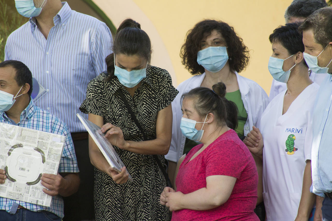Cuenca ha sido la ciudad elegida por los Reyes, don Felipe y doña Letizia para su escala en Castilla-La Mancha dentro de la gira que están realizando por las comunidades autónomas para expresar su apoyo a instituciones y colectivos de todo tipo tras el estado de alarma provocado por la pandemia de coronavirus. En Cuenca fue donde hace 16 años don Felipe y doña Letizia iniciaron un recorrido por España con motivo de su luna de miel. 