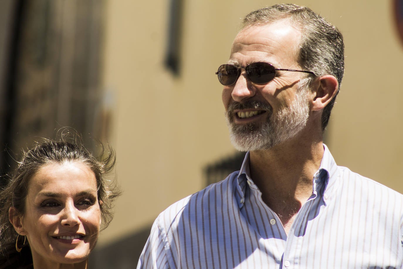 Cuenca ha sido la ciudad elegida por los Reyes, don Felipe y doña Letizia para su escala en Castilla-La Mancha dentro de la gira que están realizando por las comunidades autónomas para expresar su apoyo a instituciones y colectivos de todo tipo tras el estado de alarma provocado por la pandemia de coronavirus. En Cuenca fue donde hace 16 años don Felipe y doña Letizia iniciaron un recorrido por España con motivo de su luna de miel. 