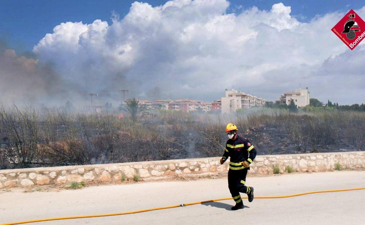 Uno de los bomberos desplazados hasta el lugar del incendio.