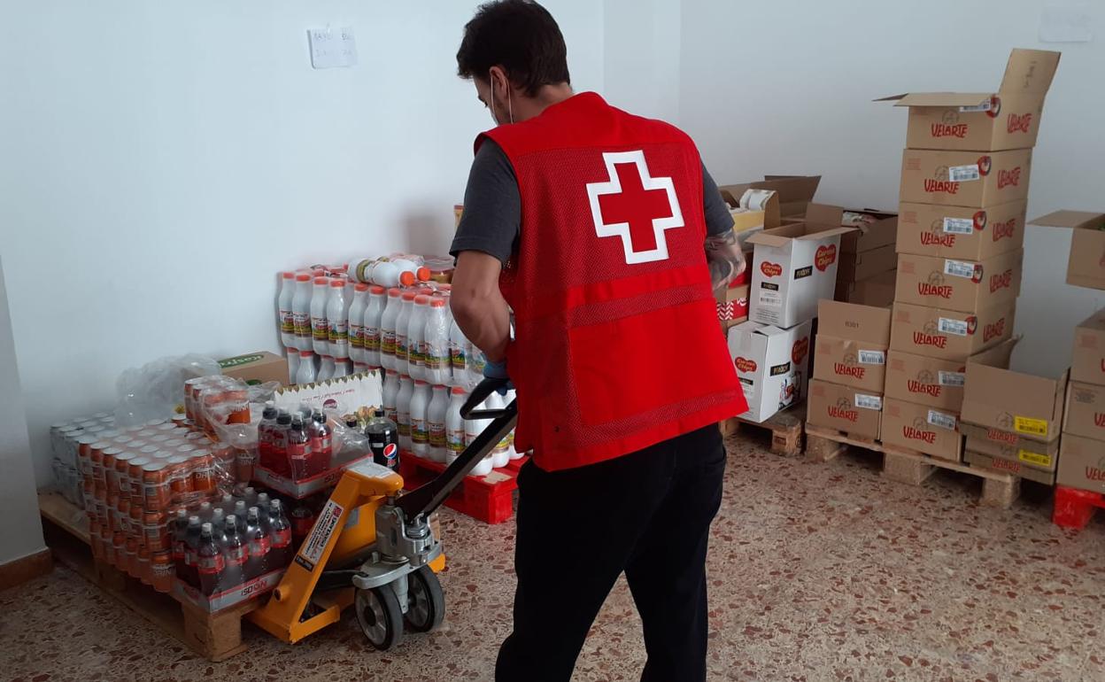 El reparto de alimentos ha sido una de las muchas tareas que han realizado los voluntarios. 