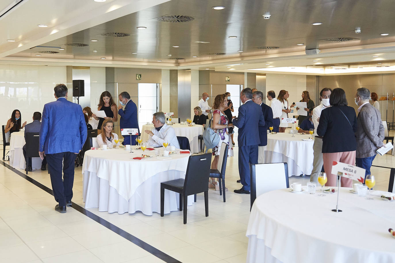 El Foro Innova 'El arte de romper con lo establecido' se convirtió en el pistoletazo de salida a los eventos presenciales de LAS PROVINCIAS. El Hotel Balneario Las Arenas congregó a expertos de diferentes sectores para hablar sobre los cambios que se han producido estos meses con la irrupción del Covid-19 en nuestras vidas, crisis sanitaria y el estado de alarma, así como en la sociedad en general.