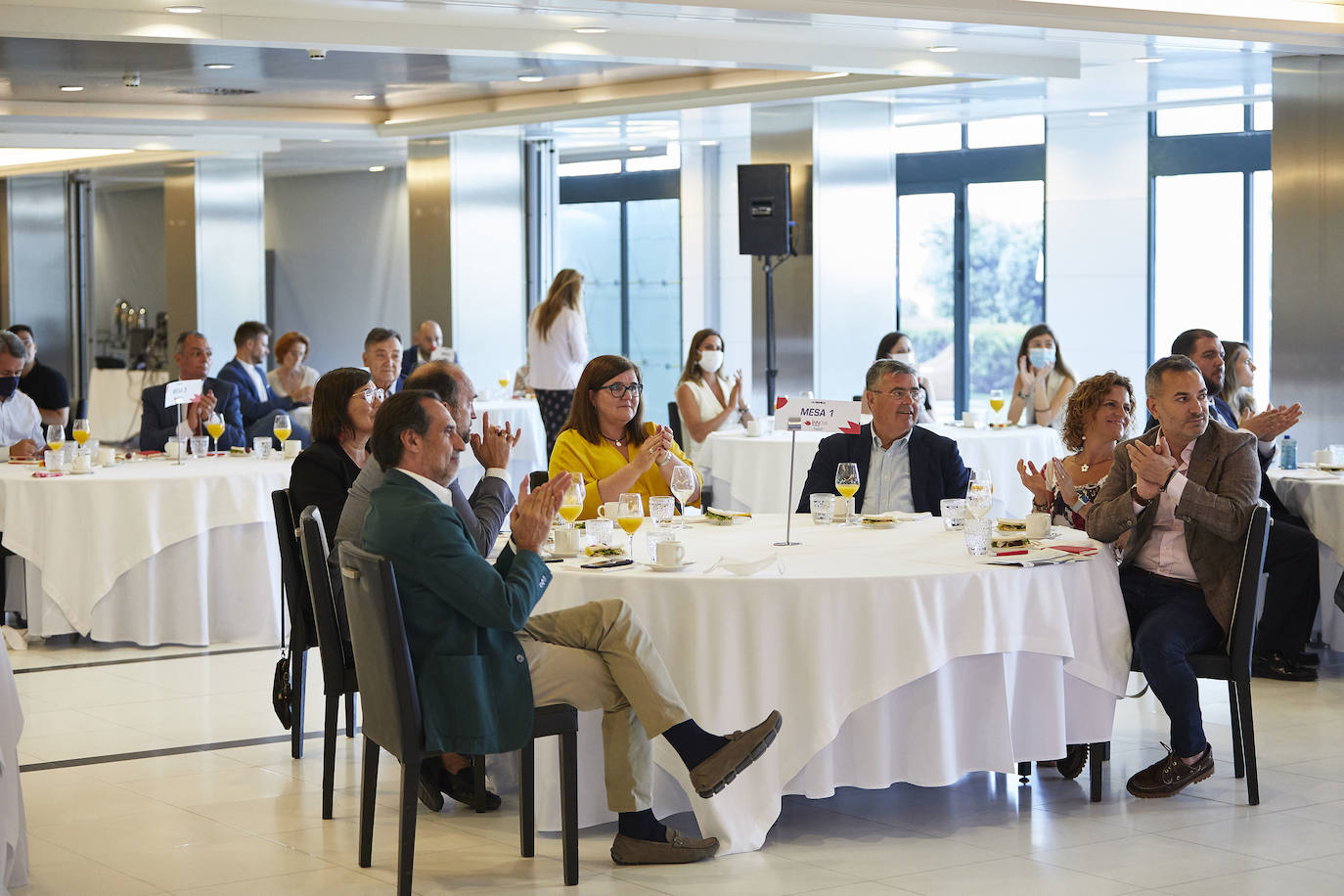 El Foro Innova 'El arte de romper con lo establecido' se convirtió en el pistoletazo de salida a los eventos presenciales de LAS PROVINCIAS. El Hotel Balneario Las Arenas congregó a expertos de diferentes sectores para hablar sobre los cambios que se han producido estos meses con la irrupción del Covid-19 en nuestras vidas, crisis sanitaria y el estado de alarma, así como en la sociedad en general.