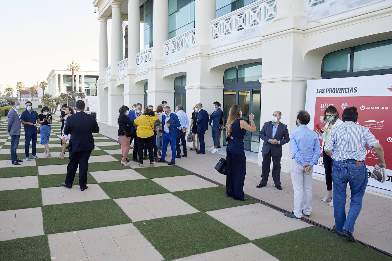 El Foro Innova 'El arte de romper con lo establecido' se convirtió en el pistoletazo de salida a los eventos presenciales de LAS PROVINCIAS. El Hotel Balneario Las Arenas congregó a expertos de diferentes sectores para hablar sobre los cambios que se han producido estos meses con la irrupción del Covid-19 en nuestras vidas, crisis sanitaria y el estado de alarma, así como en la sociedad en general.