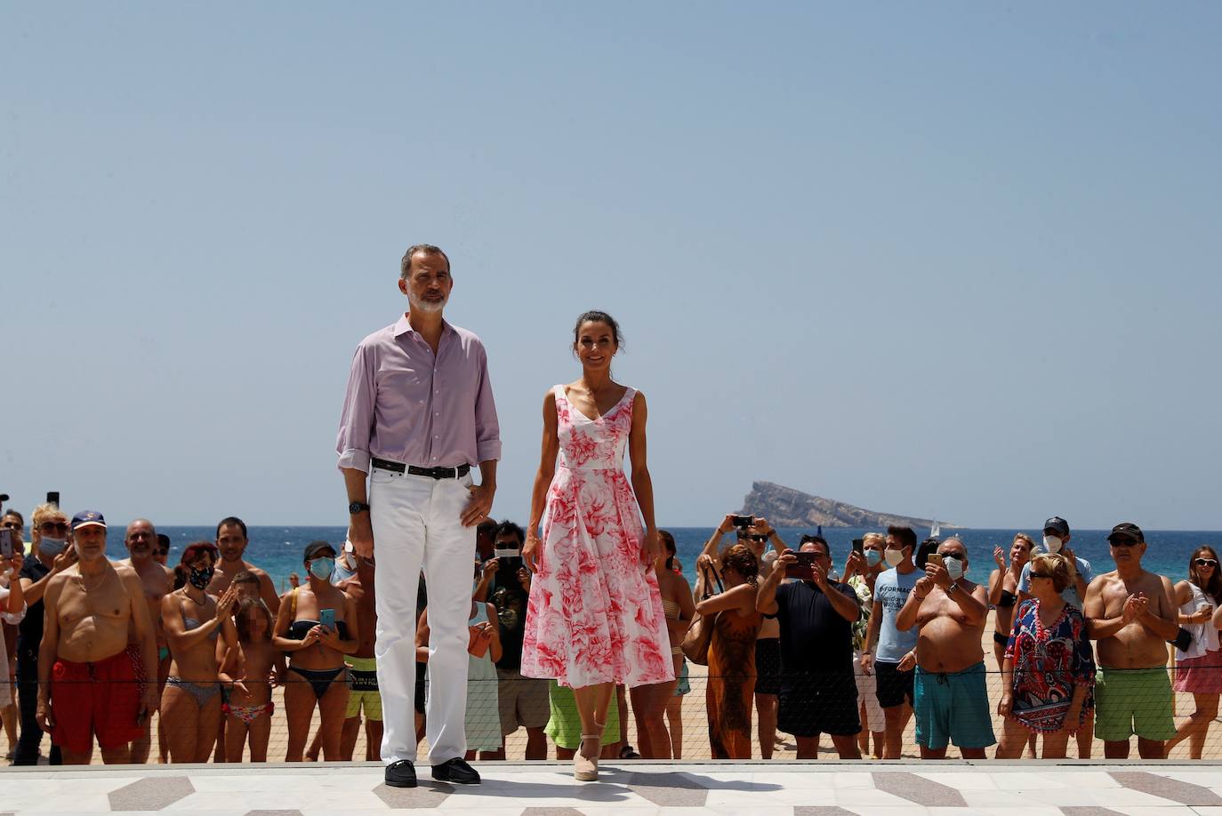 Los Reyes visitan Benidorm y la ciudad de Valencia dentro de la gira nacional que están realizando tras finalizar el estado de alarma por el coronavirus. Por la mañana de este viernes han paseado por la playa de Benidorm y después han acudido a comer a un restaurante de la Malvarrosa de Valencia.