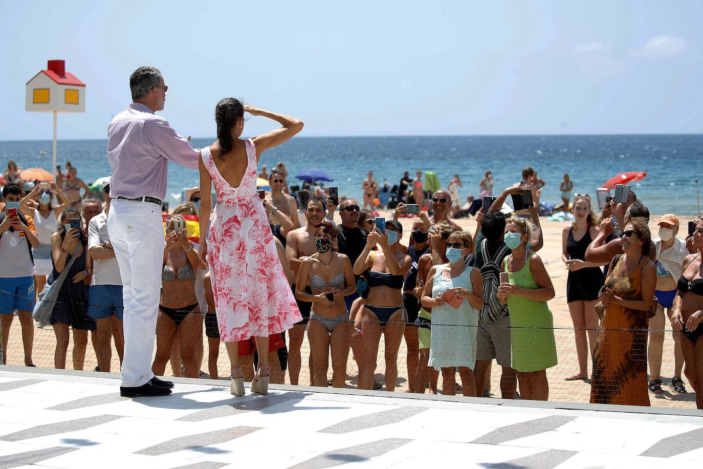 Los Reyes visitan Benidorm y la ciudad de Valencia dentro de la gira nacional que están realizando tras finalizar el estado de alarma por el coronavirus. Por la mañana de este viernes han paseado por la playa de Benidorm y después han acudido a comer a un restaurante de la Malvarrosa de Valencia.