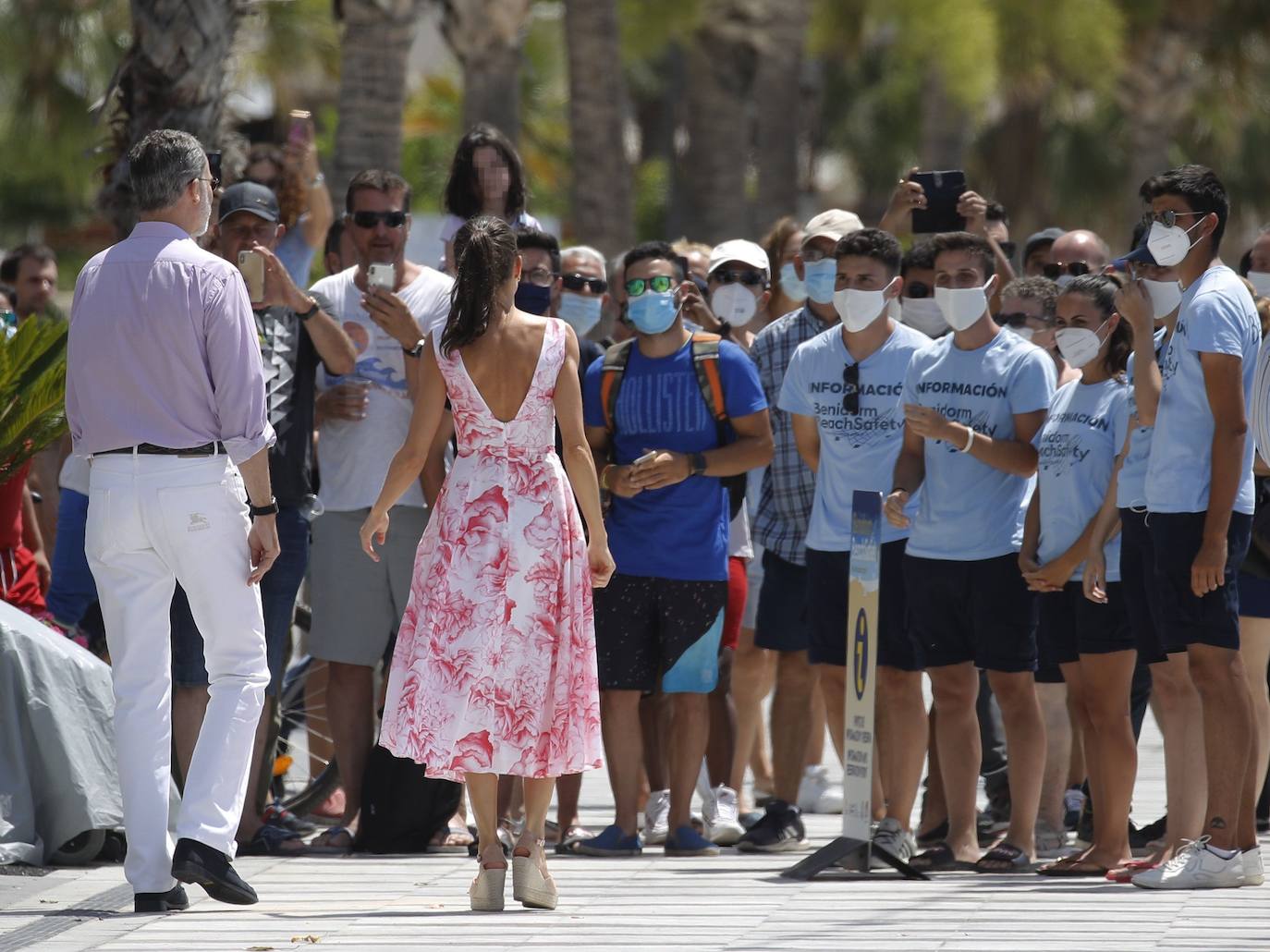 Los Reyes visitan Benidorm y la ciudad de Valencia dentro de la gira nacional que están realizando tras finalizar el estado de alarma por el coronavirus. Por la mañana de este viernes han paseado por la playa de Benidorm y después han acudido a comer a un restaurante de la Malvarrosa de Valencia.