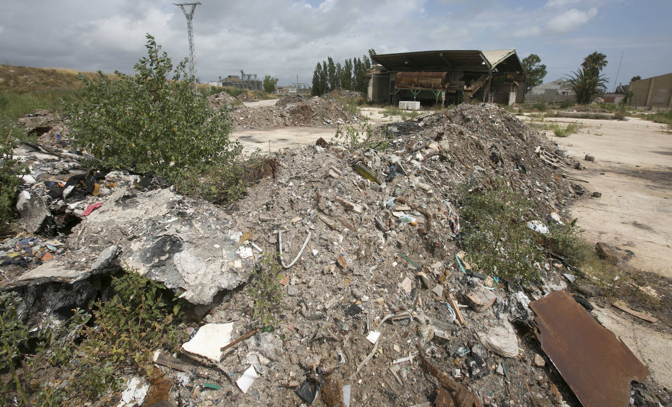 Cuatro años con la parcela de la antigua fábrica Remag abandonada. Más de 8.000 toneladas de residuos acumulados. Dos incendios con apenas medio año de diferencia, entre junio y diciembre de 2018, y con el paraje natural de la Albufera amenazado por el riesgo de acabar contaminado por la llegada de aguas sucias canalizadas durante la extinción de las llamas.