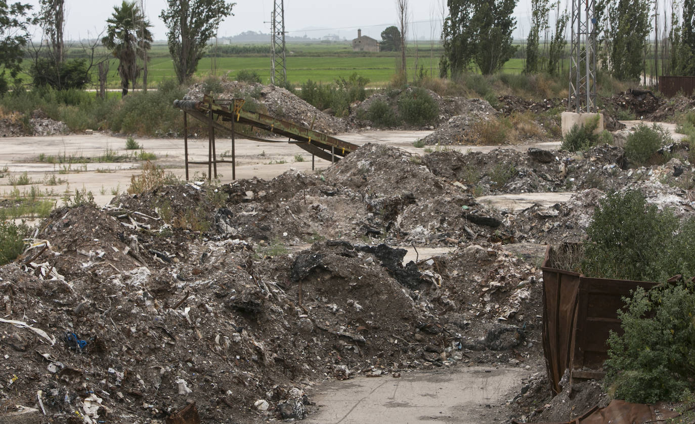 Cuatro años con la parcela de la antigua fábrica Remag abandonada. Más de 8.000 toneladas de residuos acumulados. Dos incendios con apenas medio año de diferencia, entre junio y diciembre de 2018, y con el paraje natural de la Albufera amenazado por el riesgo de acabar contaminado por la llegada de aguas sucias canalizadas durante la extinción de las llamas.