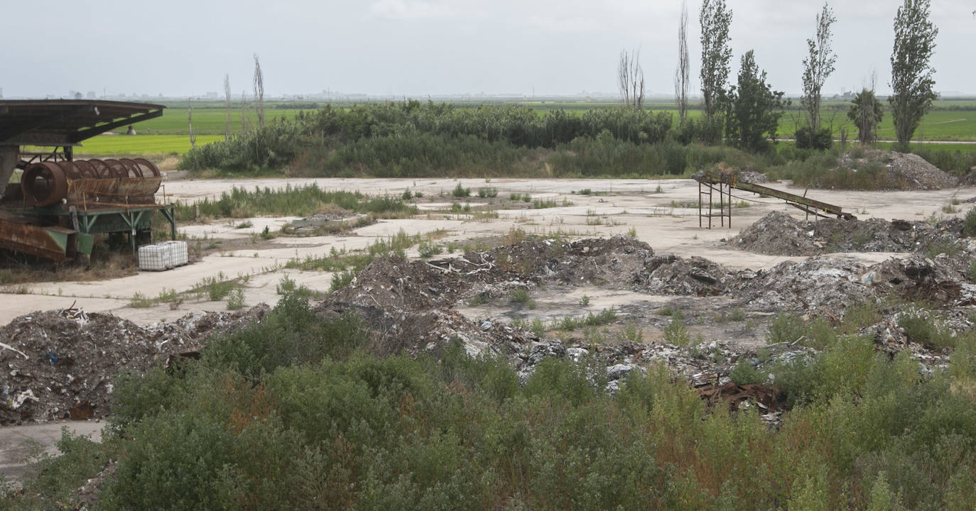 Cuatro años con la parcela de la antigua fábrica Remag abandonada. Más de 8.000 toneladas de residuos acumulados. Dos incendios con apenas medio año de diferencia, entre junio y diciembre de 2018, y con el paraje natural de la Albufera amenazado por el riesgo de acabar contaminado por la llegada de aguas sucias canalizadas durante la extinción de las llamas.