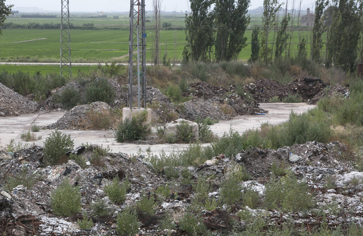 Cuatro años con la parcela de la antigua fábrica Remag abandonada. Más de 8.000 toneladas de residuos acumulados. Dos incendios con apenas medio año de diferencia, entre junio y diciembre de 2018, y con el paraje natural de la Albufera amenazado por el riesgo de acabar contaminado por la llegada de aguas sucias canalizadas durante la extinción de las llamas.