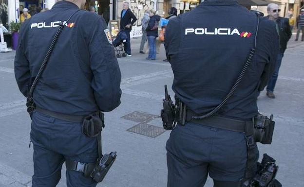 Rescatan a un bebé de ocho meses encerrado en el interior de un coche en Valencia