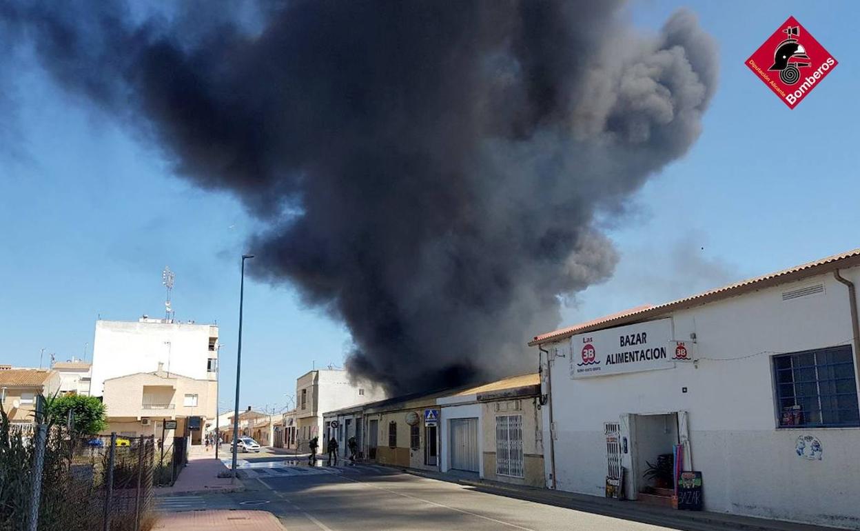 La columna de humo negro que salía del patio de una nave de frutas en San Fulgencio. 