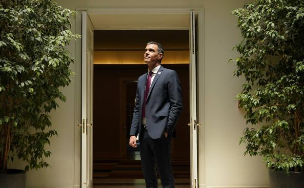 Pedro Sánchez posa en el interior de La Moncloa. 