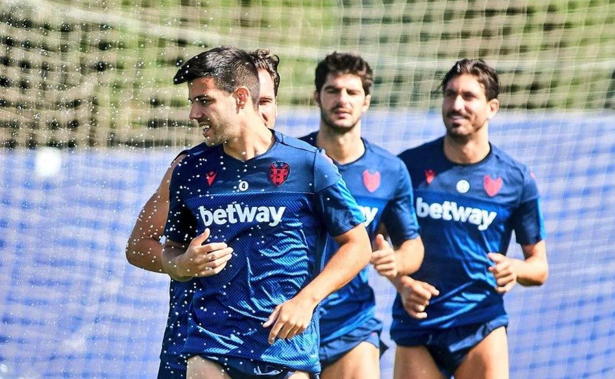 Los jugadores granotas, sonrientes en el entrenamiento. 