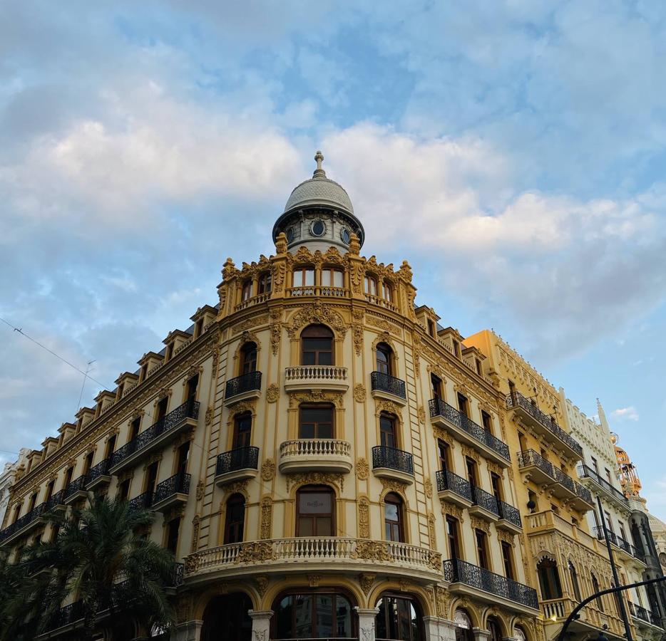 Casa Ernesto Ferrer y el edificio Noguera.