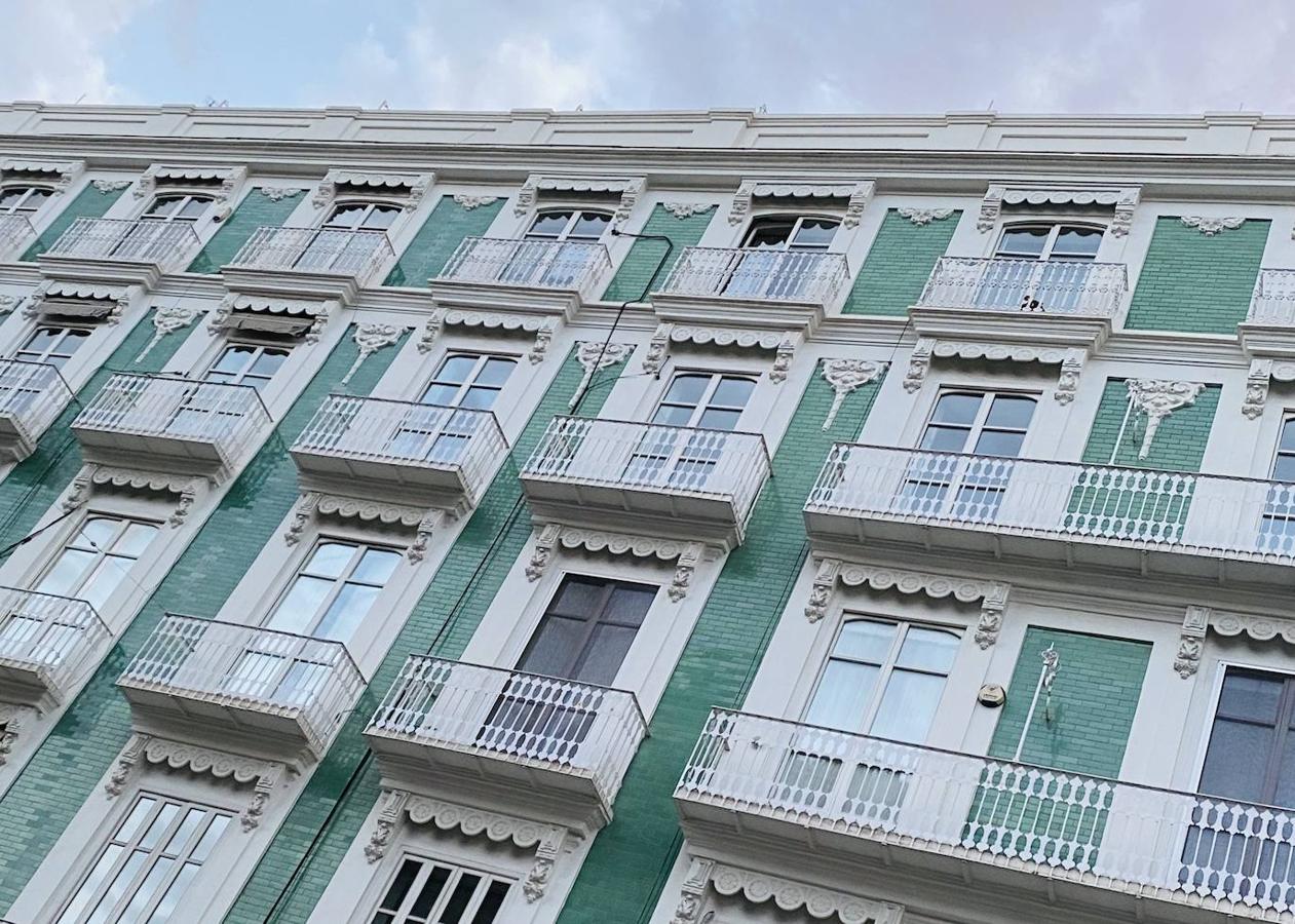 Edificio Bolinches en la plaza Alfonso el Magnànimo.