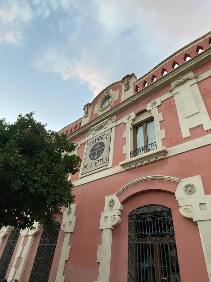 Fabrica de aceites en la avenida del Puerto.