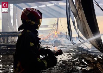 Imagen secundaria 1 - Controlado el incendio de una fábrica de madera de la Vall d&#039;Alba