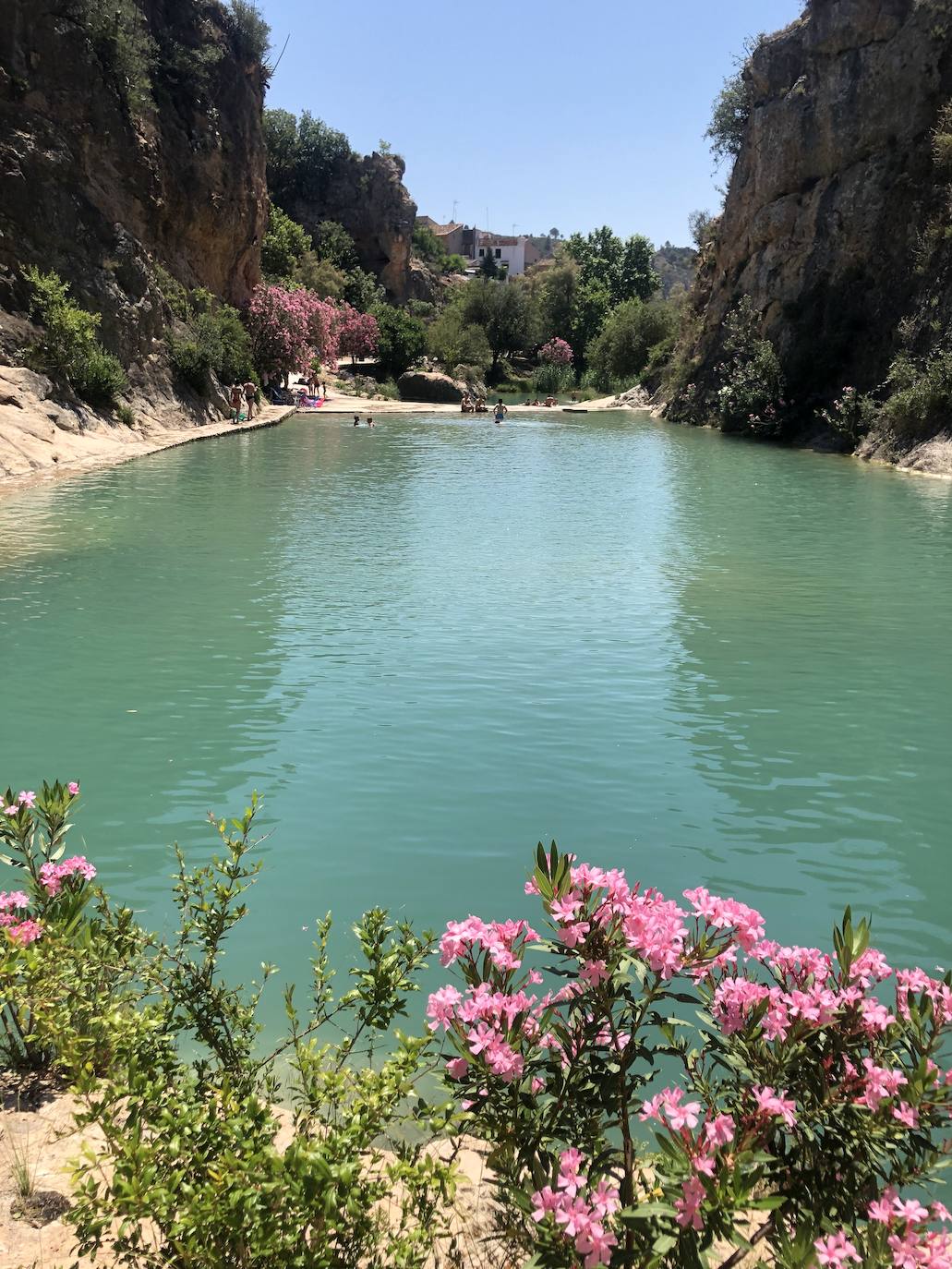 La Comunitat Valenciana puede presumir de albergar un gran cantidad de piscinas naturales. Estas son la mejor opción para darse un chapuzón a la vez que se disfruta del paisaje y de la naturaleza. 