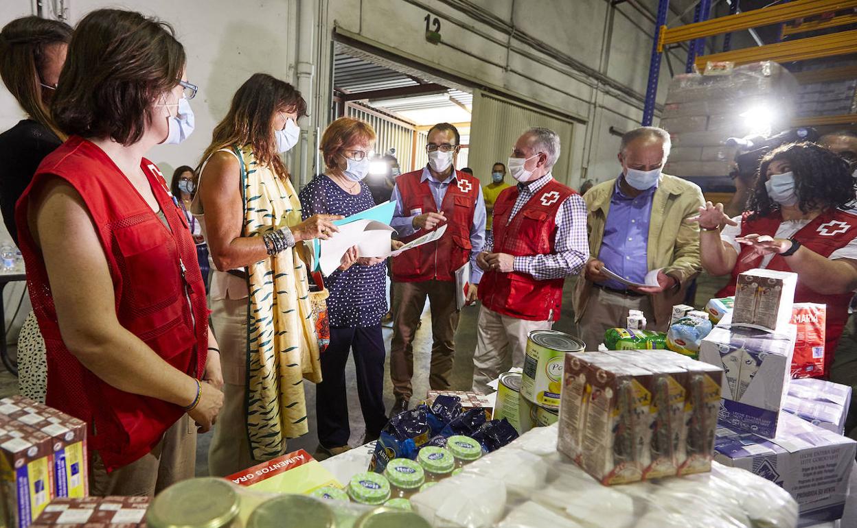 Calero visita el Centro de Almacenamiento y Distribución de Alimentos de Cruz Roja. 