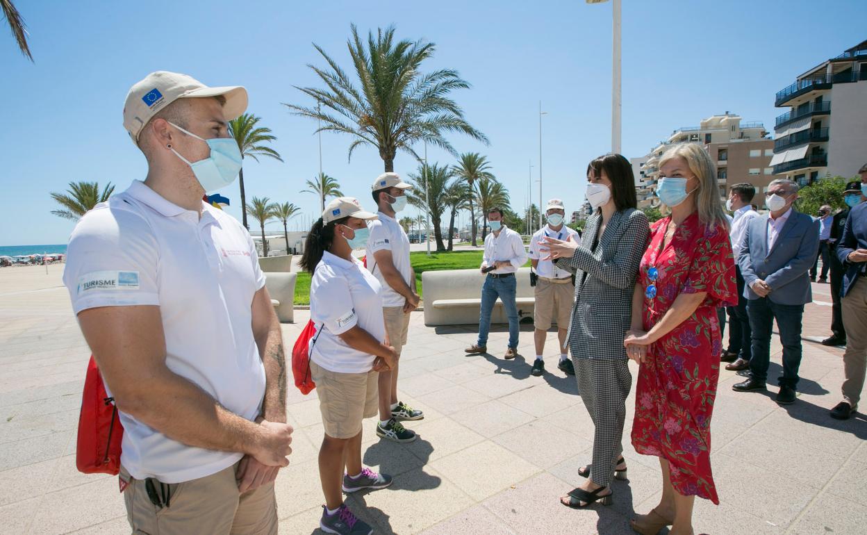 Gabriela Bravo, en una visita a Gandia, con la alcaldesa Diana Morant. 